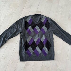 Alfani V-Neck Sweater in Gray and Purple Argyle